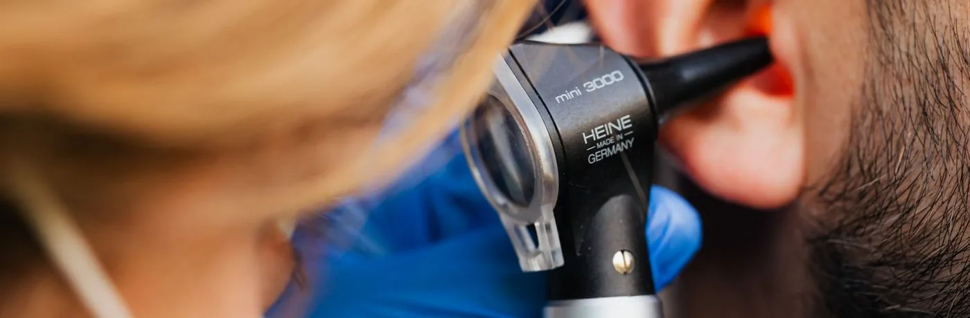 Examen du conduit auditif à l'otoscope